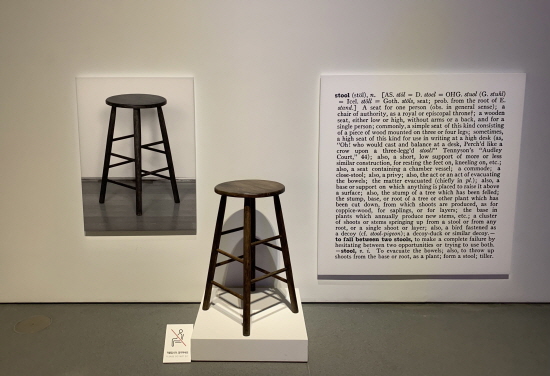 Joseph Kosuth, ‘하나이면서 세 개인 스톨’, 1965