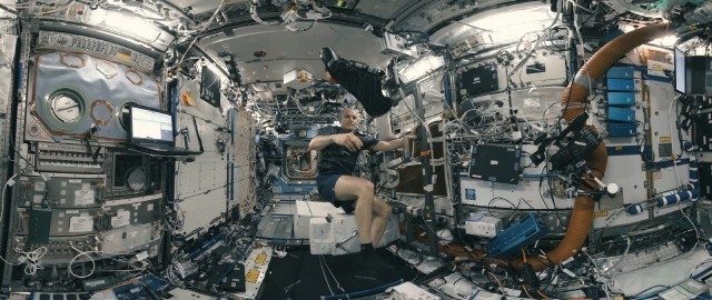 'Space Explorers: The ISS Experience’ 에피소드1의 한 장면