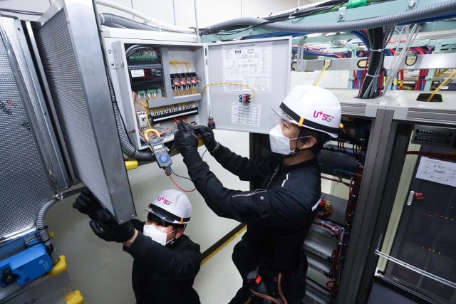 LG유플러스는 에너지 사용량을 줄이기 위해 원격으로 사용량을 점검할 수 있는 모니터링 시스템을 구축할 계획이라고 밝혔다. LG유플러스 협력업체 직원들이 마곡국사에 구축된 외기냉방 시스템을 점검하는 모습.