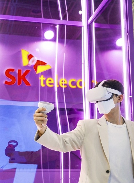 SKT 홍보 모델이 VR 기기 오큘러스 퀘스트2를 체험하고 있다.