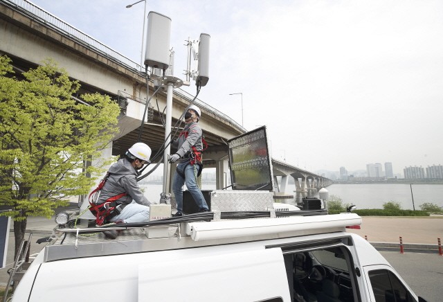KT 직원들이 국가재난안전통신망 기지국 장비를 점검하고 있다.
