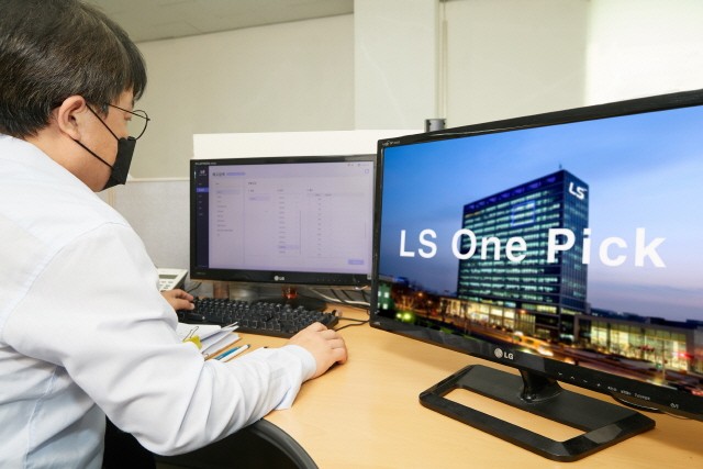 LS전선 케이블 유통점 직원이 온라인 판매 시스템인 '원픽'을 이용, 재고 상황을 살펴보고 있다.