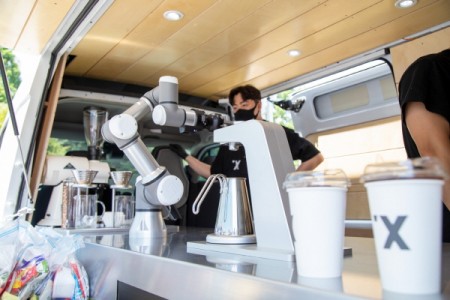 로봇 바리스타 '바리스'가 이화의료원 의료진을 위한 커피를 제조하고 있다.