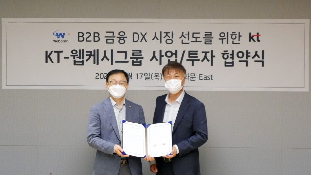17일 서울 광화문 KT본사에서 구현모 KT 대표(왼쪽)와 석창규 웹케시 회장이 B2B 금융 사업 투자 협약을 맺고 기념 촬영을 하고 있다. 