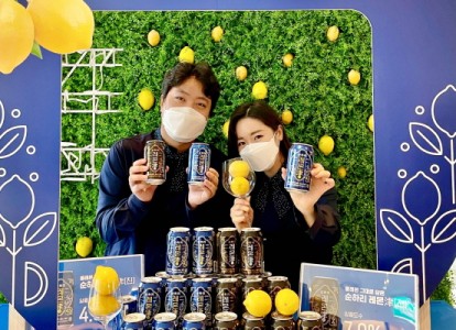 롯데씨티호텔 마포에서 모델들이 순하리 레몬진 제품을 소개하고 있다.