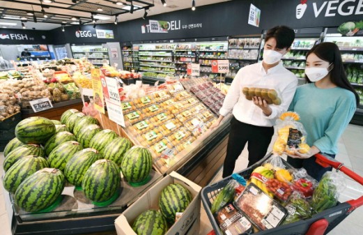 서울 양천구 소재 SSM매장 홈플러스 익스프레스 목동점에서 모델들이 신선식품을 고르고 있다.