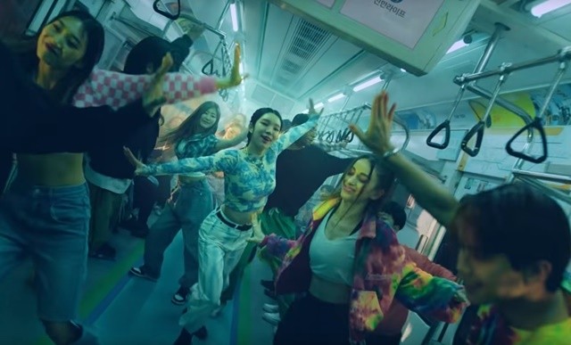 광고영상에서 실제 사람들과 어울려 춤을 추고 있는 가상인간 로지 신한금융 유튜브 영상 캡쳐