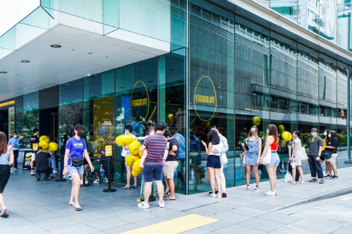 9일 SPC그룹이 오픈한 싱가포르 에그슬럿 1호점 '오차드스콧스퀘어점' 앞에서 현지 고객들이 입장을 대기하며 줄을 서 있다. 이날 싱가포르 에그슬럿 1호점 앞에는 오픈 4시간 전부터 줄을 서기 시작해 오픈 직전에는 300여명의 대기자들이 모여들었다.