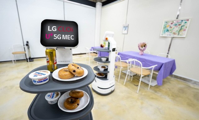 LG유플러스는 아마존웹서비스 클라우드 기반 5G 코어망 일체형 MEC를 활용하는 자율주행 로봇을 실증했다고 14일 밝혔다.