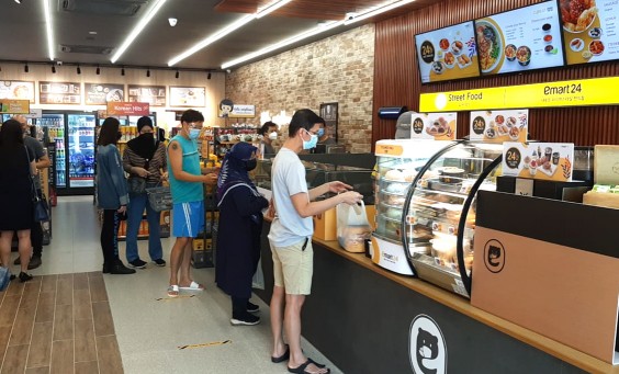 이마트24 말레이시아 3호점에서 프리오픈(가오픈)한 15일 현지 고객이 쇼핑하고 있다.