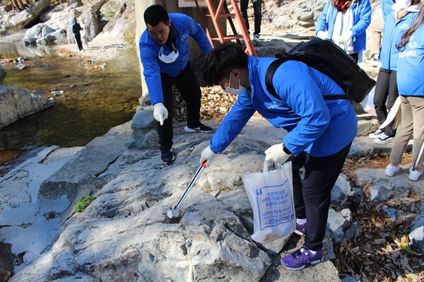 남포항 태왕아너스 임직원들이 포항 보경사 군립공원에서 환경캠페인 활동을 하고 있다. 사진제공 - 태왕