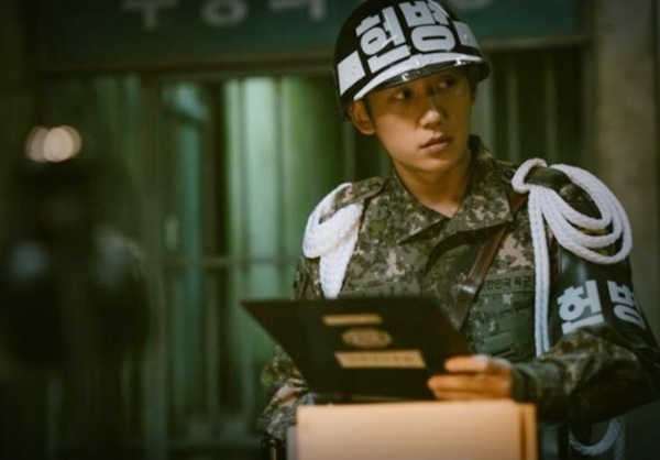 군대의 폭력성을 신랄하게 드러낸 'D.P.'의 한 장면.