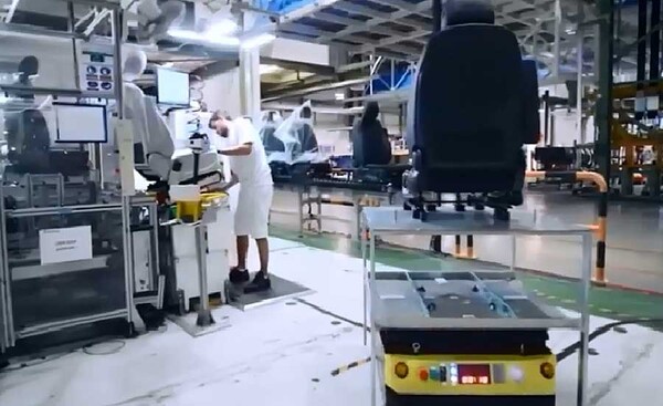 포레시아 공장에서 생산된 카시트를 운반 중인 무인운반로봇(AGV).