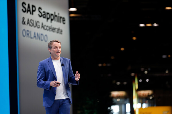  크리스찬 클라인(Christian Klein) SAP CEO가 SAP 사파이어에서 기조연설 하고 있다.