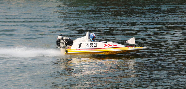 김종민(2기) 선수가 경정 역사상 처음으로 개인 통산 500승을 달성하며 결승선을 통과하고 있다.