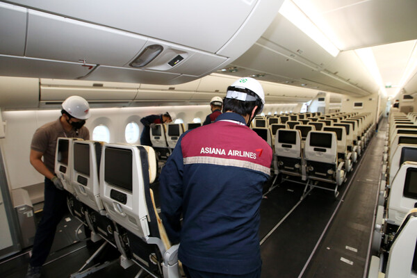 아시아나항공 직원들이 A350 개조 화물기 1대에 다시 좌석을 장착하며 여객기로 원상 복원하는 개조 작업을 하고 있다.
