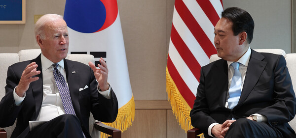 첫 정상회담을 가진 조 바이든 미국 대통령(좌)과 윤석열 대통령
