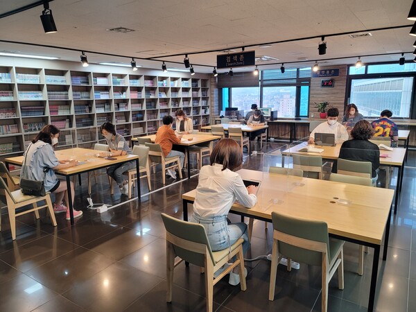 동대문지점에 새롭게 마련된 D cafe(카페존)에서 방문 고객들이 자유롭게 시설을 이용하고 있다.
