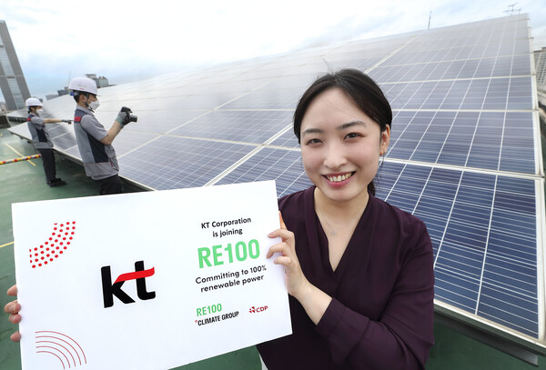 관악구 KT구로타워 옥상에 구축된 태양광발전소에서 KT 직원이 RE100 가입을 알리고 있다