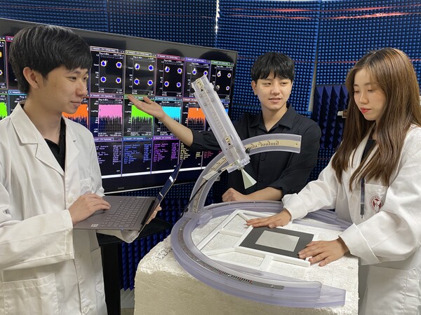 포항공대 홍원빈 교수 연구팀(왼쪽부터 안동근, 황명진, 이청아)이 전파시험실에서 RIS의 성능을 시험하고 있다.