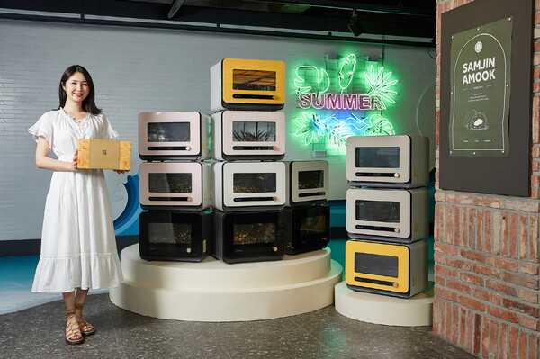 삼성전자 모델이 삼진어묵 부산역광장점에서 비스포크 큐커와 이금복 명품세트를 비롯한 삼진어묵 제품을 소개하고 있는 모습.
