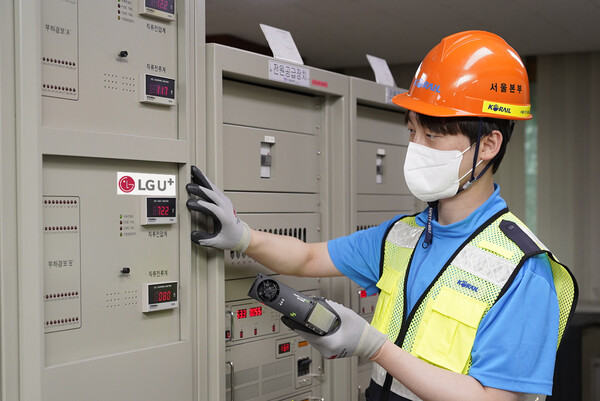 한국철도공사 직원이 서울역사 통신실에서 새로 설치될 친환경 정류기 모듈을 살펴보고 있는 모습.
