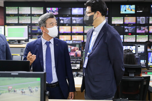 정기환 회장이 서울경마공원 국제방송실 현장을 방문했다.