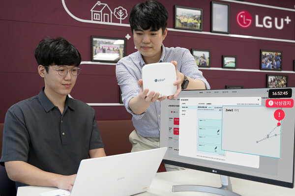 LG유플러스 직원들이 스마트레이더 모니터링 플랫폼을 관찰하고 있는 모습.