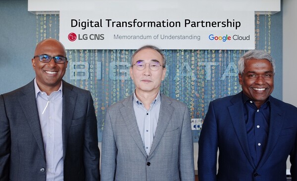 LG CNS 대표이사 김영섭 사장(가운데)과 구글 클라우드 토마스 쿠리안(Thomas Kurian) CEO(오른쪽), 구글 클라우드 우메시 베무리(Umesh Vemuri) 부사장(왼쪽)이 DTP 체결 후 기념촬영하고 있다.