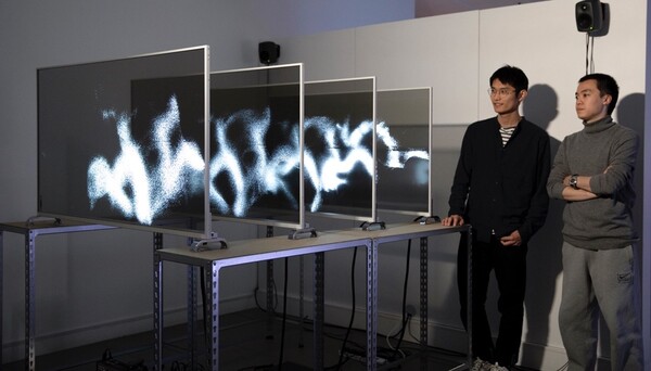28일(현지시간) 영국 런던에서 열린 디지털아트展 '루미너스(Luminous)에서 관람객들이 LG디스플레이의 55인치 커브드 OLED 패널 4대를 상하좌우로 이어붙여 만든 작품명 ‘보이지 않는 혁신(Invisible Reinvention)’을 감상하고 있다.