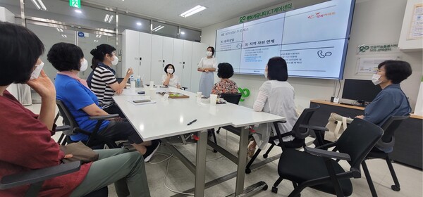 서울 성동구 성수동 소재 행복커넥트 ICT 관리센터에서 진영하 심리상담사(서있는 사람)와 현장 케어 매니저들이 회의를 하고 있는 모습
