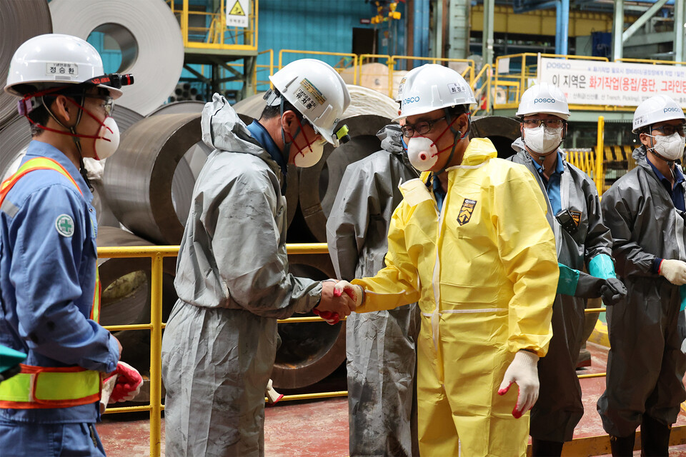 최정우 회장이 지난 23일 포항제철소 스테인리스 1냉연공장 복구활동에 앞서 철저한 안전을 당부하며 직원들을 격려하고 있다.
