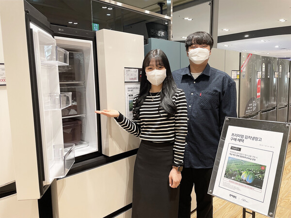 전자랜드 파워센터 용산본점에서 고객들이 김치냉장고 행사 모델을 살펴보고 있다.