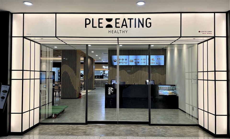 지난 6월 롯데GRS의 컨세션사업 통합 마스터 브랜드인 ‘PLE:EATING’을 첫 적용해 오픈한 제주백병원점 입구.