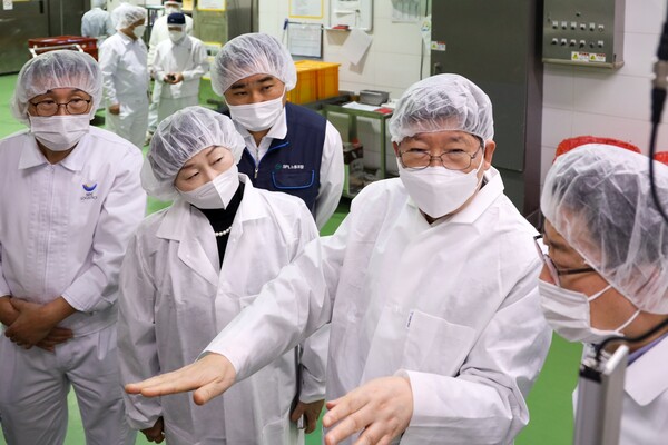 SPC 안전경영위원회 정갑영 위원장(왼쪽에서 3번째)과 조현욱 위원(왼쪽에서 2번째)이 평택 SPL에 방문해 생산 라인 현장을 점검하고 있다.
