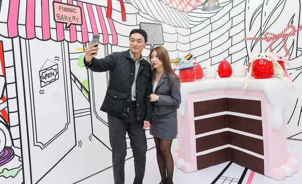 현대백화점 목동점, 핑크빛 테마 아트 전시 '푸룻푸룻프렌즈와 핑크닉' 구경 오세요~!