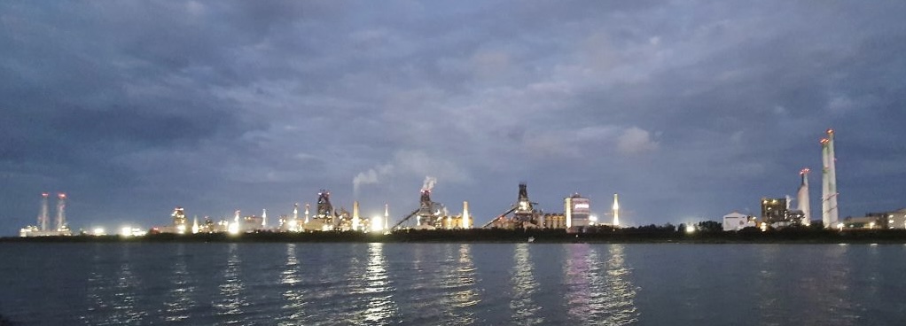 다시 희망의 불을 밝힌 포항제철소 전경.