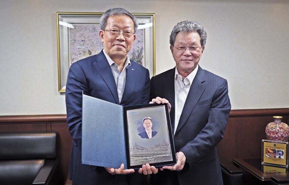 포스코인터내셔널 정탁 부회장(왼쪽)과 대만 FHS의 CHANG FU NING(張復寧) 회장이 기념 촬영을 하고 있다.