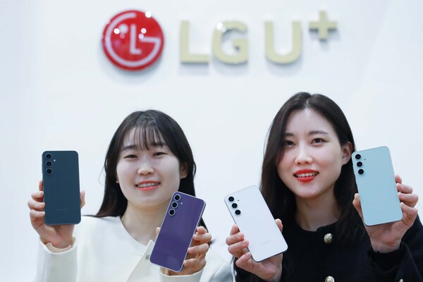 LG유플러스가 오는 8일부터 삼선전자의 새로운 스마트폰 ‘갤럭시 S23 FE’를 구매 및 개통할 수 있다고 7일 밝혔다. 사진은 갤럭시 S23 FE를 소개하는 LG유플러스 모델의 모습.