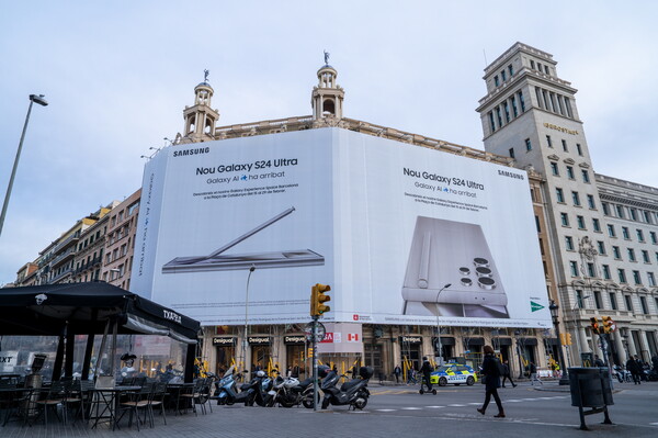 현지시간 19일, 스페인 바르셀로나 카탈루냐 광장(Plaza de Catalunya)의 갤럭시 S24 시리즈 대형 옥외 광고