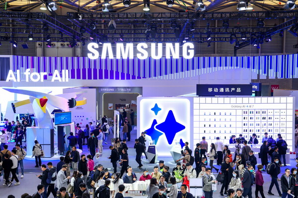 AWE 2024가 열리고 있는 중국 상하이 삼성전자 전시관에서 관람객들이 다양한 제품과 솔루션들을 체험하고 있다.