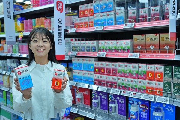 롯데마트 서초점 건강기능식품 매대에서 상품을 홍보하고 있다.