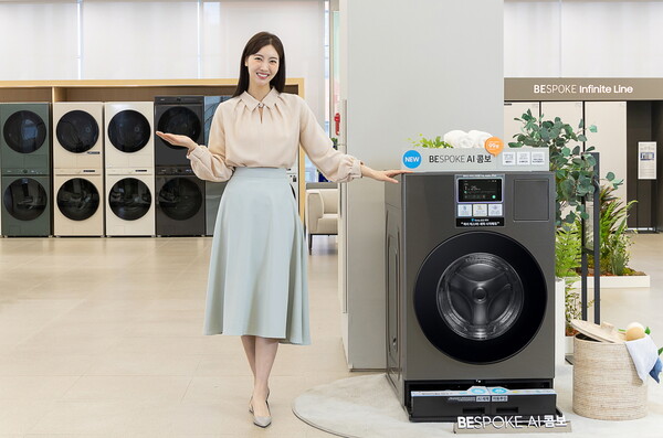삼성전자 모델이 올인원 세탁건조기 '비스포크 AI 콤보'를 소개하고 있다.