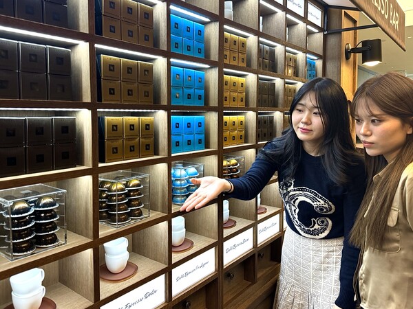 24일 오전, 서울 양천구에 위치한 현대백화점 목동점 지하 2층 '네스프레소 버츄오 더블 에스프레소 바' 팝업스토어에서 직원들이 상품을 소개하고 있다.