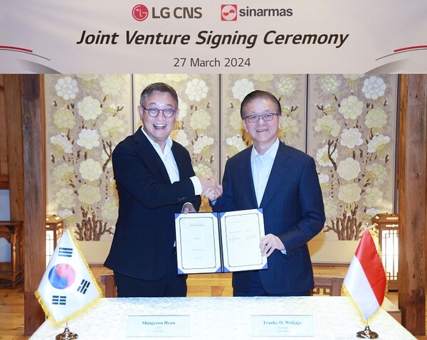 LG CNS 현신균 대표(왼쪽)와 시나르마스 프랭키 우스만 위자야 회장이 합작투자 계약을 체결했다.