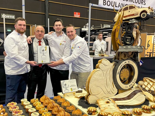 25일 프랑스 클레르 몽페랑에서 열린 제빵대회 '쿠프 드 유럽 드 라 블랑제리'에서 우승한 SPC그룹 소속 제빵 강사 쿠엔틴들라주(사진 왼쪽에서 세 번째)가 기념촬영을 하고 있다.
