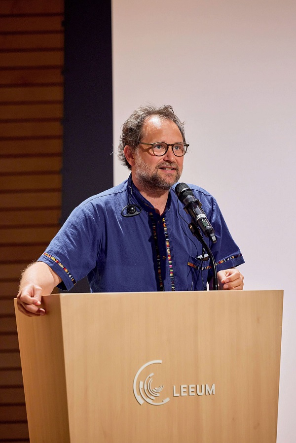 Author Tomás Saraceno speaking at the forum