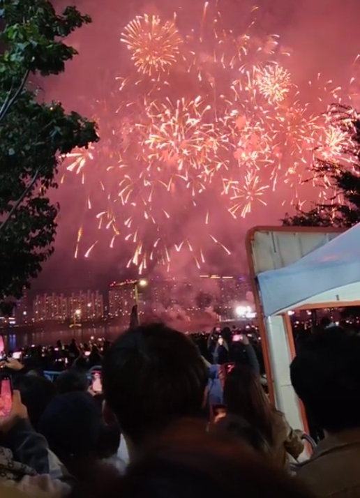 Fireworks festival photo Next Daily reporter Lee Ho