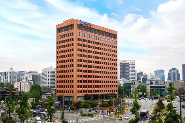 새 CI를 바꿔 단 종근당 충정로 본사 전경.