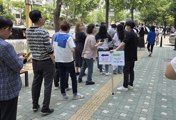 제21대 대통령<b>선거</b> 사전투표 열기 뜨거워...대권 주자들도 투표완료